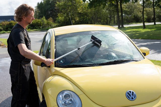 Windscreen Scraper w/Sponge & Telescopic Handle, 710 mm, Black