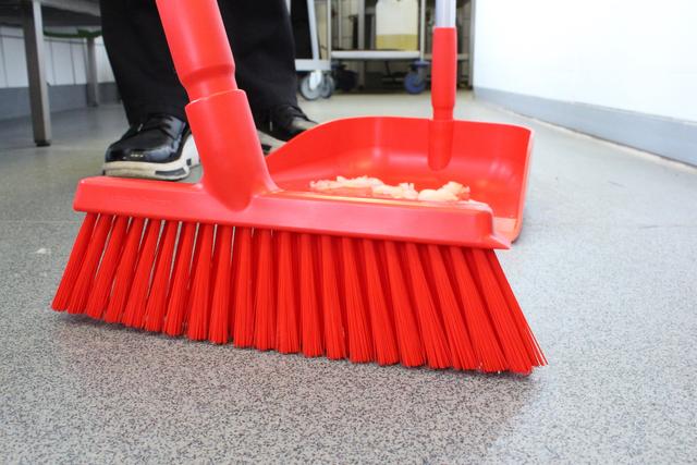 Vikan Dustpan Broom with Angled Thread, 250 mm, Medium, Red