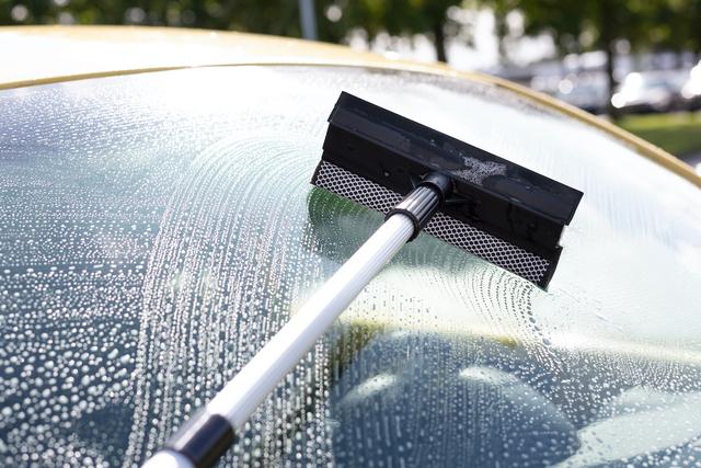 Windscreen Scraper w/Sponge & Telescopic Handle, 710 mm, Black