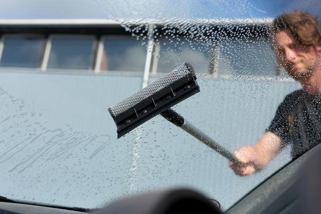 Windscreen Scraper w/Sponge & Telescopic Handle, 710 mm, Black