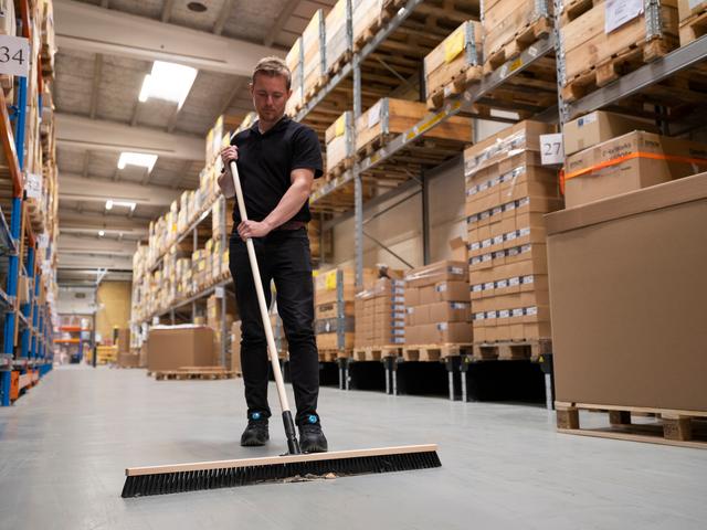 Vikan Broom w/Socket, 1020 mm, Medium, Wood