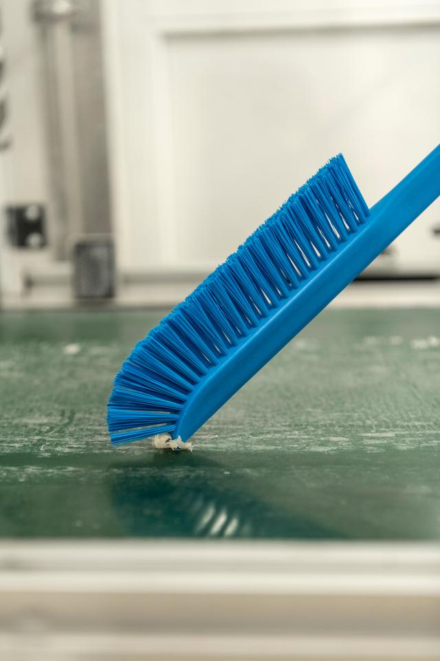 Ultra-Slim Cleaning Brush with Long Handle, 600 mm, Medium, Blue